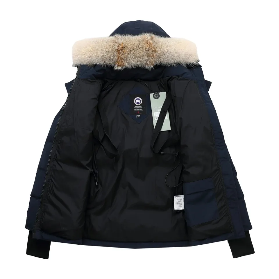 P740 Canada Goose Canada Goose #Expedition04 Parker, a treasure of Canadian origin! Limited supply worldwide! Canada Goose Model 04 is a top-notch couple model. The polar cold-proof outdoor series fur collar detachable hooded parka down jacket is the first Goose in 2024. I hope my partners will like it. Peak quality. I hope everyone can identify it together! The most popular cool items of the Big Goose family in 2024 are online. The same popular product of Yi Yang Qianxi is said to be a joint limited edition Big Goose that cannot be bought in autumn and winter. If you dislike the sameness of the Big Goose in the past, then this model will definitely give you a different experience! This year's most powerful couple's collection for autumn and winter is online, a top-notch luxurious ready-to-wear style, paired with an outdoor warm down jacket with great style and charm! The most standard and classic items of the Daye family in the past two years are equipped with unique reflective stripes for embellishment, which further shows the high-end fashion performance effect. With the embellishment of hardware buckles, it has excellent performance effect. The upper body is clean, simple and elegant, even for urban leisure. It is suitable for various occasions. Designed with large pockets, this model has a large capacity and is equipped with reflective stripes, making it safer at night. It is suitable for various adventure activities. It is made of windproof and waterproof technical materials. The interior is filled with full white duck down, which is absolutely cold-proof and warm. It also has a stand-up collar design and fine fluff at the collar, with meticulous attention to detail! The charm of this model is also more spiritual, and the upper body has more temperament and specifications. It perfectly shows the ultra-high standard of fashionable performance of this model, integrating outdoor and life, and you can even create high-street wear! The most pinnacle limited-edition goose that we have presented so far, both in terms of design and detailed materials, it is completely outstanding. The grand and evergreen version design is matched with cool reflective elements. The overall appearance can be said to be quite high, and it has that kind of powerful outdoor performance! It combines high-end casual attributes with high-street style. It is high-grade, domineering, warm, and beautiful. The visibility of the upper body is quite strong, and the configuration of the owl element is highly brand-recognizable. The overall brand performance and visual effects are fully enhanced, and it also has a sense of high-end fashion and fashionable performance. It is a top-quality product that must be purchased, because this is the most awesome down brand on the earth and one of Canada's three national treasure brands. It is also a very sentimental down luxury brand. In the field of polar cold-proof clothing, Goose has made an irreplaceable contribution.
